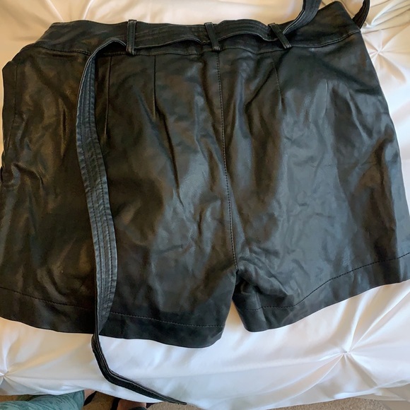 Cute leather shorts - Picture 3 of 3